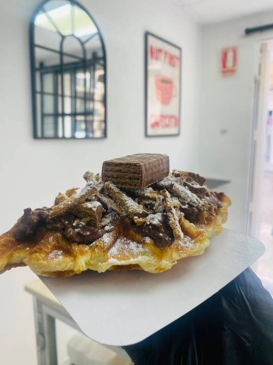 Huesitos, azúcar glas y chocolate crunch